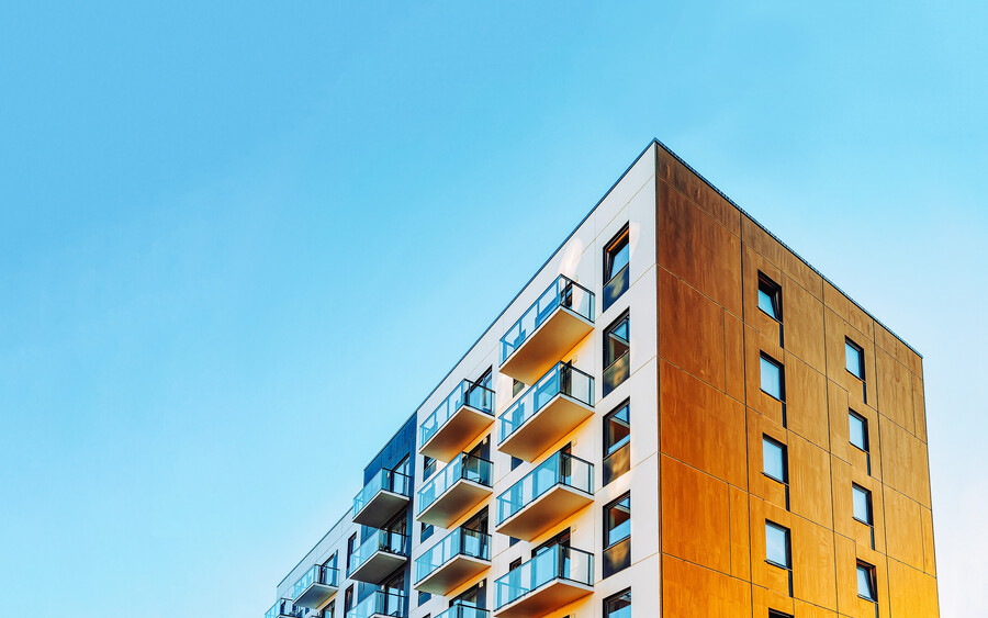 ein Wohnhaus mit klarer Luft darüber