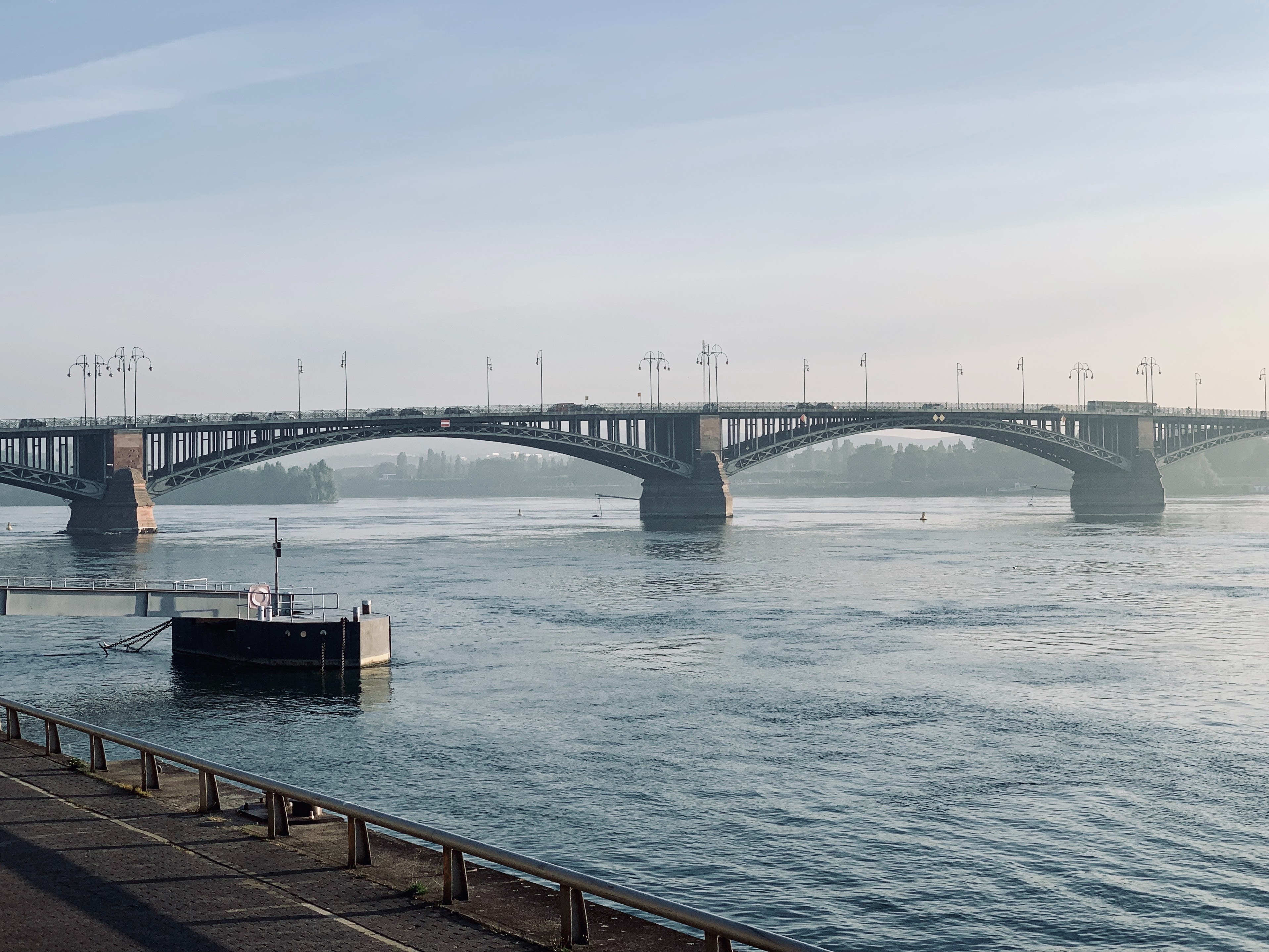 Eine Brücke über einen großen Kanal, auf dem Autos fahren