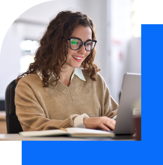 Mitarbeiterin bei der Arbeit am Laptop