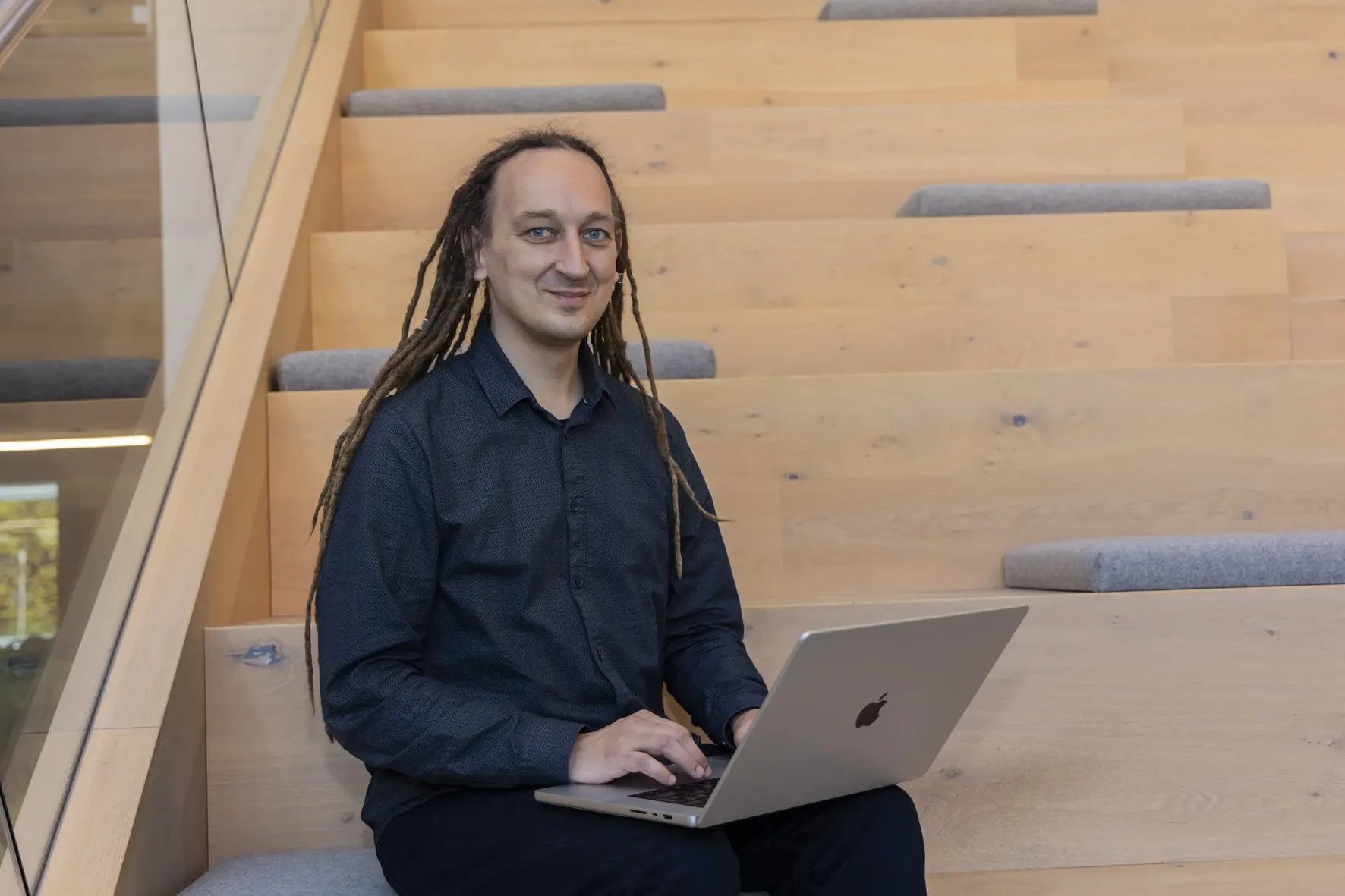 Willem Catsburg Senior Lead Developer achter laptop