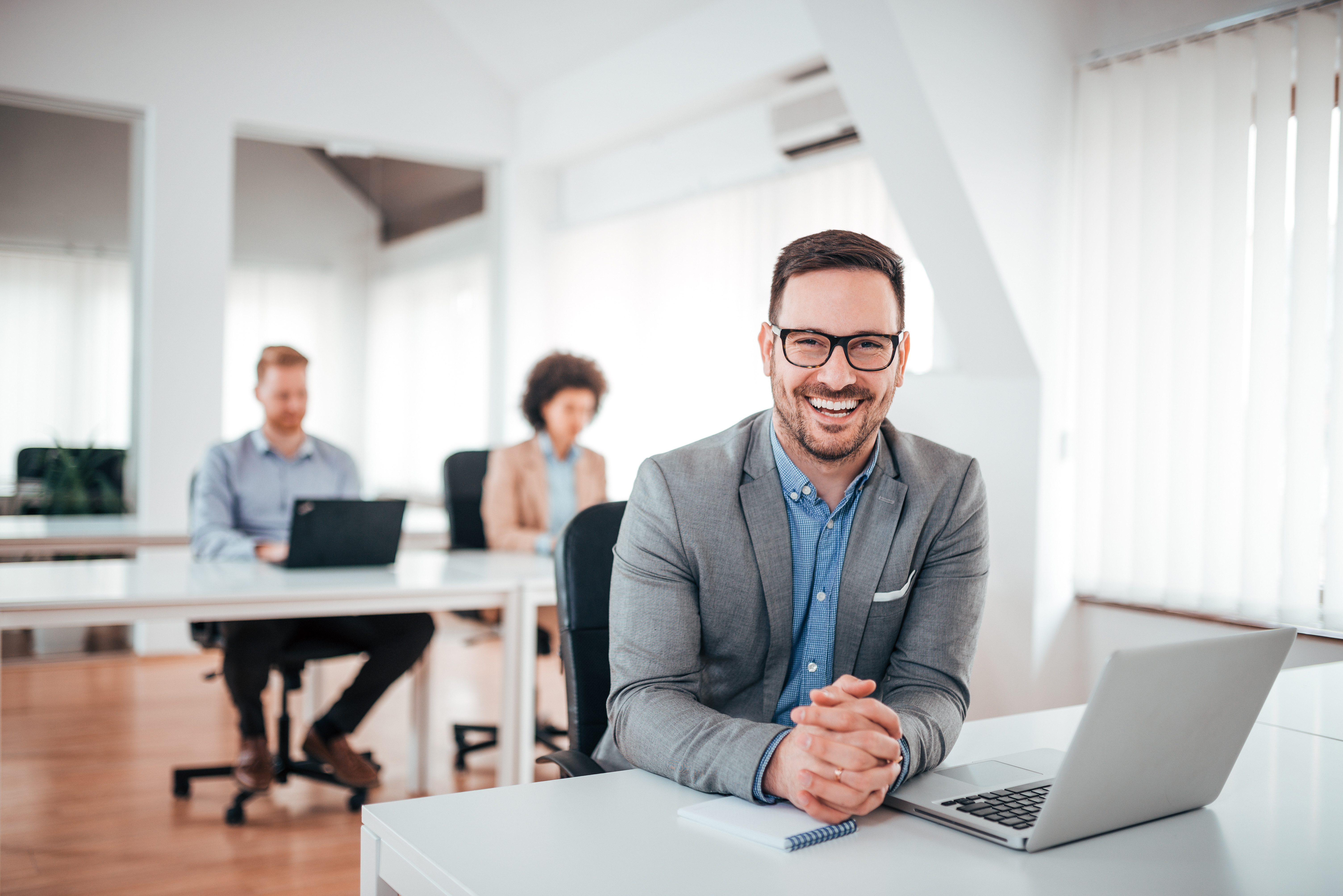 Mann arbeitet am Schreibtisch im Büro