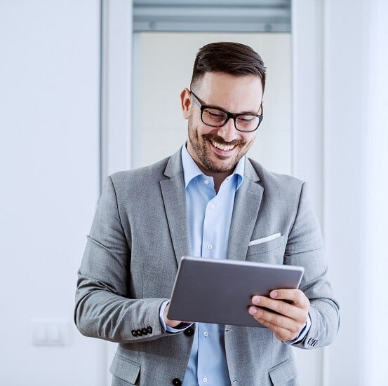Mann mit Tablet erhält Premium Support
