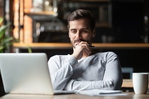 Mann nimmt an Webinar teil